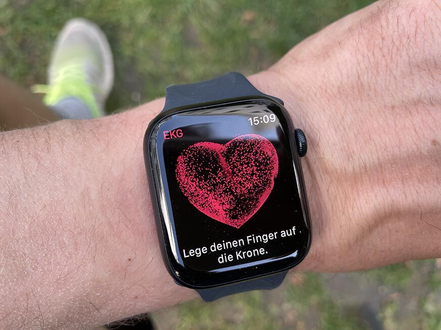 Man sieht die EKG-Funktion auf der Apple Watch 7.